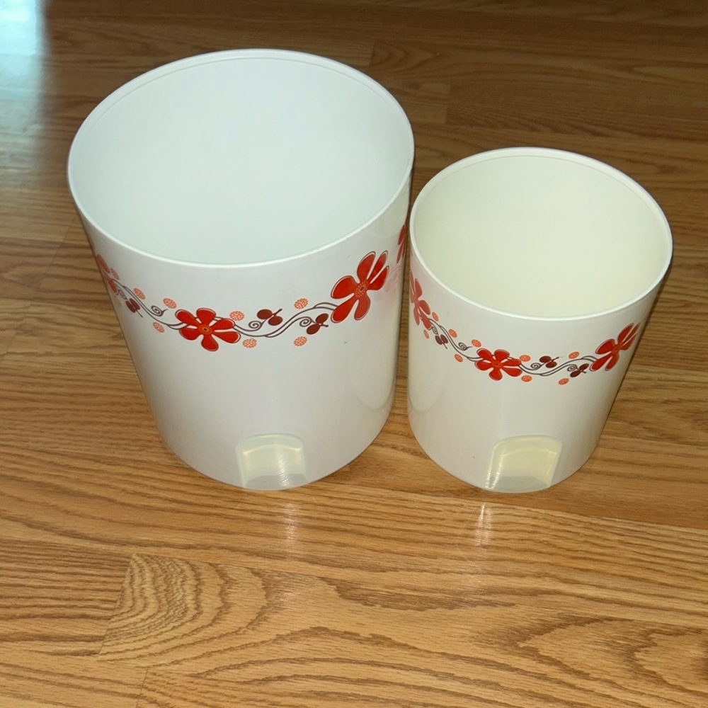 Set of 2 90’s Tupperware canisters. No lids